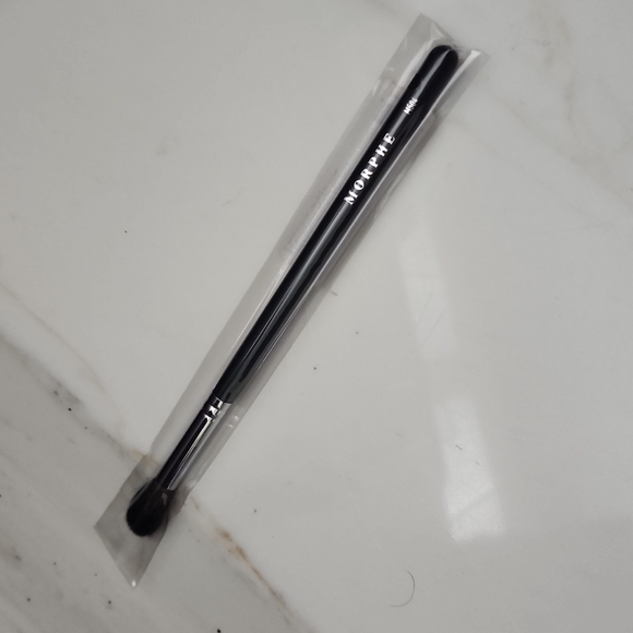 BN MORPHE M504 LARGE POINTED BLENDER EYESHADOW BRUSH - Picture 2 of 4